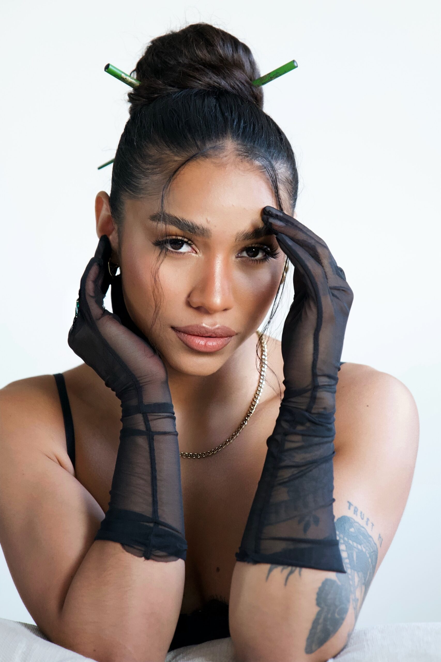 Mujer aesthetic con un peinado japonés y guantes de lencería, con muchos accesorios